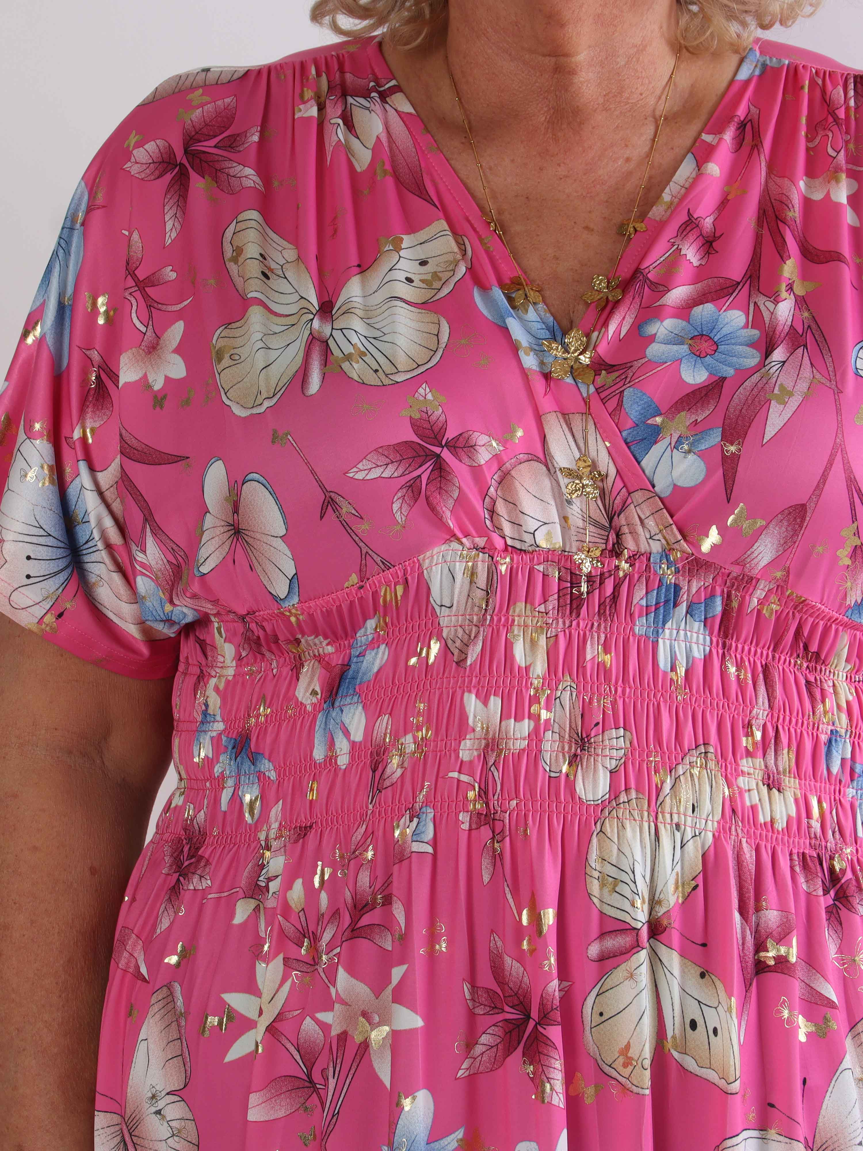 Pams Fairytale - Lang plus size kjole i fint blomster- og sommerfugleprint